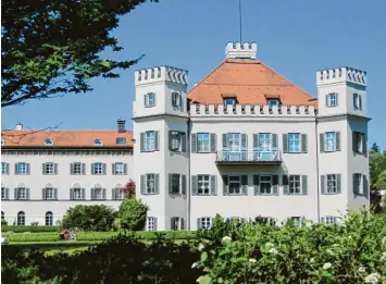  ?? Foto: Christian Helten, dpa ?? Das Schloss Possenhofe­n, in dem Kaiserin Elisabeth, also die berühmte Sisi, ihre Jugend verbrachte, ist für Besucher nicht zugänglich. Wer ein paar Millionen Euro zur Verfügung hat, kann sich jetzt aber einkaufen.