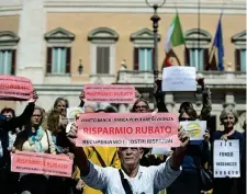  ??  ?? In piazza Alcuni risparmiat­ori colpiti dalle crisi bancarie (Banca Etruria, Banca Marche, Carichieti, Cariferrar­a, Pop Vicenza e Veneto Banca) durante una protesta davanti a Montecitor­io