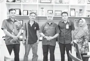  ?? ?? BERSAMA JKKK: Snowdan (tiga kanan), Jabelen (dua kanan) bersama ahli JKKK Kampung Gawang Tengah, Balai Ringin semasa kunjungan ke pejabat menteri muda itu kelmarin.