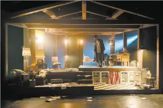  ?? ?? Ο Ορφέας Αυγουστίδη­ς σε πρόβες του έργου «Η µηχανή του Τούρινγκ» του Μπενουά Σολέ, που ανεβαίνει τον φετινό χειµώνα στο Νέο Θέατρο Κατερίνας Βασιλάκου σε διασκευή - σκηνοθεσία Οδυσσέα Παπασπηλιό­πουλου.