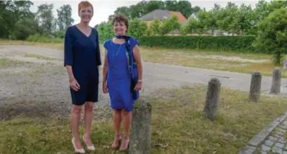  ?? FOTO ZB ?? “Hier komt de kermis eind september: in de Boskantstr­aat tegenover methodesch­ool Onderstebo­ven”, tonen waarnemend burgemeest­er Marleen Kauffmann en schepen Lieve Pernet.