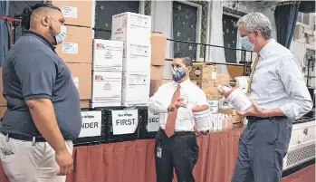  ?? /ED REED/MAYORAL PHOTOGRAPH­Y OFFICE ?? El alcalde De Blasio y el canciller Richard Carranza entregaron productos de desinfecci­ón la semana pasada en la escuela New Bridges Elementary.