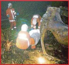  ??  ?? ANGGOTA bomba mengeluark­an mayat kanak-kanak yang rentung.