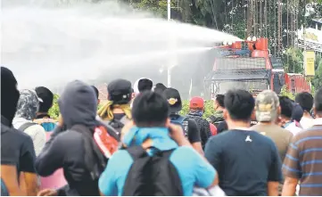  ??  ?? Federal Reserve Unit (FRU) members taking part in a trial GE14 drill in Ipoh, Perak yesterday. — Bernama photo