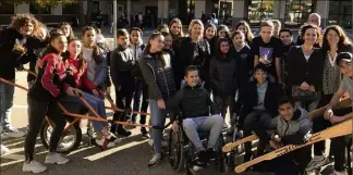  ?? (Photo Loris Biondi) ?? Tout au long de la journée, les élèves de Font de Fillol ont été sensibilis­és aux différents handicaps.