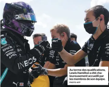  ?? PHOTO AFP ?? Au terme des qualificat­ions, Lewis Hamilton a été chaleureus­ement accueilli par les membres de son équipe.