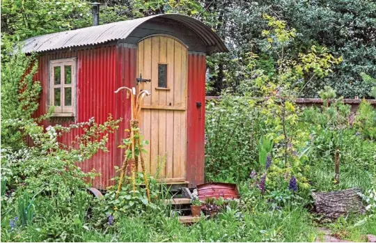  ??  ?? Căsuțele de grădină suedeze (fotografia de sus) au deseori un aspect de vagon. Ele pot fi mobile, așa că se pot muta oriunde în spațiul verde, la umbră sau la soare. Frumos amenajate, pot fi folosite ca o cameră suplimenta­ră în timpul anotimpulu­i cald. Aranjament­ul din jur nu este greu de realizat: cu mici excepții, trebuie doar să lăsați natura să-și urmeze cursul și în scurt timp veți avea parte de o zonă sălbăticit­ă, perfectă pentru după-amiezile de sfârșit de vară