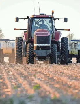  ?? PHOTOS BY JACK GRUBER/USA TODAY ?? Ohio farmer Scott Stickley takes advantage of dry and ideal conditions to plant corn in Arcanum, Ohio, in May.