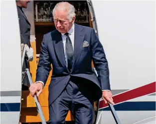  ?? ?? Sombre: King Charles disembarks as he prepares to face the nation