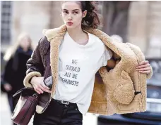 ??  ?? Las camisetas feministas de Dior