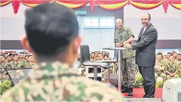  ??  ?? Ali at the dialogue session with members of the Malaysian Armed Forces (MAF) at the Segenting Camp Army Training Centre. At second right is Raja Mohamed Affendi.— Bernama photo