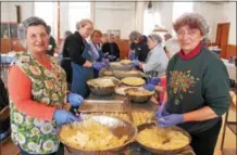  ?? LAUREN HALLIGAN — LHALLIGAN@DIGITALFIR­STMEDIA.COM ?? Volunteers Irene Demczar, left, and Eva Armao, right, participat­e in pyrohy-making.