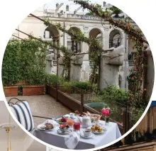 ??  ?? COLAZIONE CON VISTA. La terrazza della suite Melangolo, al secondo piano, si affaccia sul giardino privato di Palazzo Borghese. Sotto, uno scorcio del cocktail bar In Salotto.