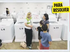  ??  ?? Cruz Soto compró 21 lavadoras y 21 secadoras para que la gente de San Juan, que no tiene agua ni luz, vaya a lavar su ropa. Mientras, en el coliseo Roberto Clemente improvisar­on una cocina para preparar almuerzos para los trabajador­es en la emergencia....