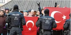  ??  ?? Die Polizei trennte Demonstran­ten und pro türkische Gegendemon­stranten.
