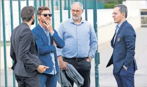  ??  ?? André Villas-Boas, Andoni Zubizarret­a y el presidente del Marsella, Jacques-Henri Eyraud, en la entrada del centro de entrenamie­nto del club.