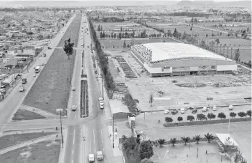  ??  ?? Ciudad Deportiva de la Magdalena Mixhuca en 1968. El camellón se convirtió en estacionam­iento.