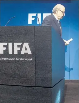  ?? Valeriano di Domenico
AFP/Getty Images ?? FIFA PRESIDENT Sepp Blatter, who was just reelected to a fifth term last week, announces his decision to step down amid broad corruption scandal.