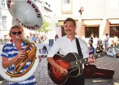  ?? FOTO: MICHAEL GROß ?? Auch das gehörte zum Kulturjahr 2020: Künstler wie Heike und Julius Besen als „Boom Boom Broom" beim Straßenmus­ikfestival im Sommer, das ein kleiner Ersatz für die Kulturaren­a war.
