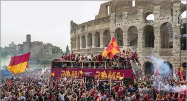  ?? GREGORIO BORGIA — THE ASSOCIATED PRESS ?? The bus with the AS Roma team drives amid a crowd of jubilant supporters, in front of the Colosseum in Rome on May 26during the celebratio­n for their victory in the Europe Conference League final.