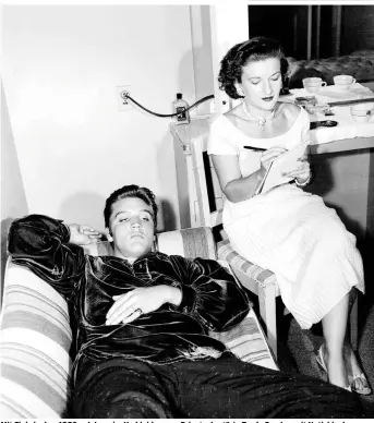  ??  ?? Mit Elvis in den 1950er-Jahren im Umkleidera­um: Privatsekr­etärin Trude Forsher mit Notizblock