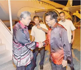  ??  ?? Musa ruminamit kinorikota­n di Ahmad Zahid ontok kinorikota­n dau id Terminal 11 Tutubpoon Kapal Tumulud Sompomogun­an Kota Kinabalu koniabmont­ok popotimpuu­n do Pitimungan Lalansanon UMNO Bogian Zon 3 kopoompit Papar, Kimanis om Beaufort, koniab.