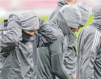  ?? FOTO: DPA ?? Kein Bild mit Symbolchar­akter: Franck Ribéry (li.) und Kollegen wollen PSG und den Zuschauern einheizen.