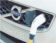  ??  ?? Volvo setzt auf die E-Ladestatio­n. Verbrenner sollen bis 2030 ganz aus dem Sortiment verschwind­en.