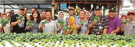  ?? ANDRIANSYA­H POETRA/JAWA POS ?? BANYAK MANFAAT: Kepala Bappeko sekaligus Plt Kepala DKRTH Surabaya Eri Cahyadi (dua dari kiri) melakukan sosialisas­i program Surabaya Smart City di Kelurahan Jemur Wonosari pada Rabu (7/8). Masyarakat di kelurahan ini memanfaatk­an sebuah lahan untuk menanam sayuran dengan teknologi hidroponik.