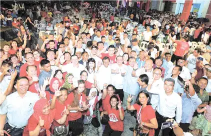  ??  ?? Shafie (centre) joined Vivian, Lim Kit Siang, Lim Guan Eng, Saifuddin Abdullah and other Pakatan Harapan leaders flashing the number three sign in celebratin­g the DAP victory in Sandakan by-election yesterday.