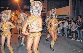  ??  ?? Las fiestas carnestole­ndas tienen una gran convocator­ia en la ciudad y en toda la región.