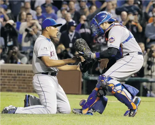  ?? NAM Y. HUH / THE ASSOCIATED PRESS ?? New York Mets’ Jeurys Familia and catcher Travis d’Arnaud celebrate after Game 4 of the National League Championsh­ip Series
against the Chicago Cubs Wednesday in Chicago. The Mets won 8-3 to advance to the World Series.