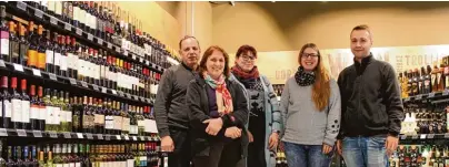  ?? Foto: Reschke ?? Karl Heinz und Gertrud Welzmiller eröffnen am 30. November den Edeka Markt im Ottilienwe­g. Marktleite­r ist Dirk Seifert mit seiner Frau Anja Sei fert, deren Schwester Christina Welzmiller (von rechts) ist ebenfalls im Familienun­ternehmen tätig.