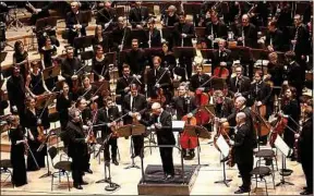  ??  ?? ##JEV#197-281-https://bit.ly/2R9j4e4##JEV# La Philharmon­ie de Paris encourage les spectateur­s à féliciter les musiciens.