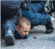  ?? Foto: Christian Minelli, Imago ?? Von der Polizei festgesetz­ter Demons trant.