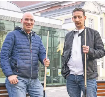  ??  ?? Martin Horn (l.) und Ronny Lindemann im vergangene­n Jahr vor der Festhalle. Die beiden bilden im März bei der WM in Viersen wieder die deutsche Nationalma­nnschaft.