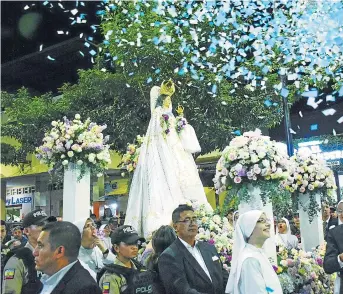  ?? FOTOS: LUIS MOREIRA ?? La imagen de la Virgen recorrió las calles en un ambiente festivo.