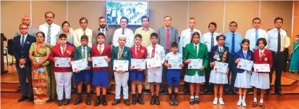  ??  ?? Prof. G.L. Peiris with 11 students who excelled at the Grade 5 scholarshi­p examinatio­n of 2020