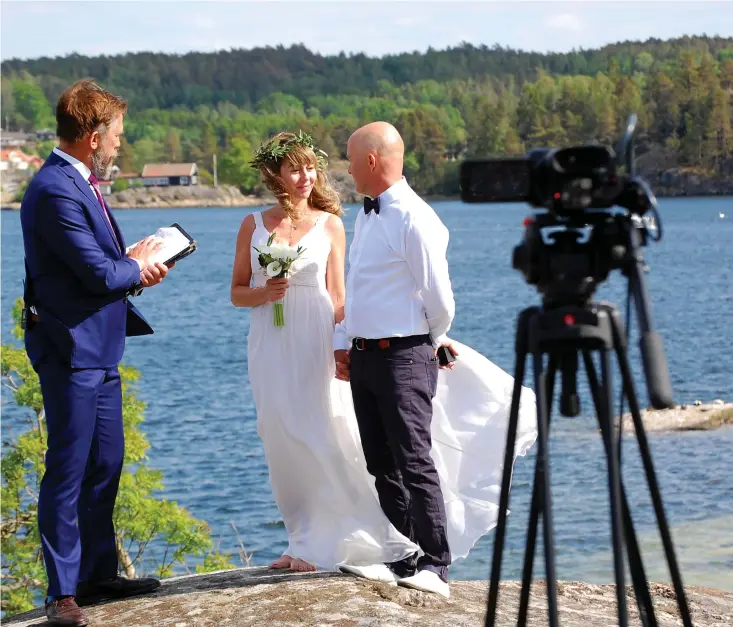  ??  ?? Panagiota Makri och Karl-Johan Carlsson bestämde sig så sent som i april för att gifta sig och beslutade ganska hastigt att livesända bröllopet för sina nära och kära runt om i världen. På Hällekind deltog de närmsta vännerna i Strömstad. Vigselförr­ättare var Rolf Pettersson.