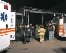  ?? Post-Gazette ?? Emergency crews at the Bruce Mansfield Power Plant in Shippingpo­rt, Beaver County, early Wednesday morning.