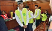  ?? EKO PRIYONO/JAWA POS ?? DAPAT DISKON: Para tersangka kasus pembunuhan Budi Hartono setelah menjalani sidang di Pengadilan Negeri Surabaya kemarin.