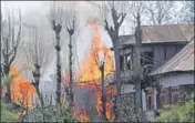  ?? WASEEM ANDRABI/HT ?? A house goes up in flames during a gunbattle in Shopian, around 50 km from Srinagar, on Sunday.