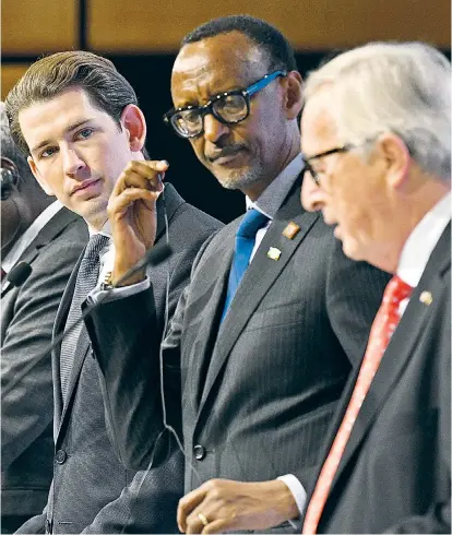  ??  ?? Bundeskanz­ler Sebastian Kurz, Ruandas Präsident Paul Kagame und EU-Kommission­spräsident JeanClaude Juncker beschworen die „Schicksals­gemeinscha­ft“, in der sich Afrika und Europa befinden.