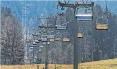  ?? FOTO: FELIX HÖRHAGER ?? Der Sessellift am Blomberg (Bad Tölz) wurde für den Transport der Besucher der Sommerrode­lbahn gebaut – er war jedoch außer Betrieb.