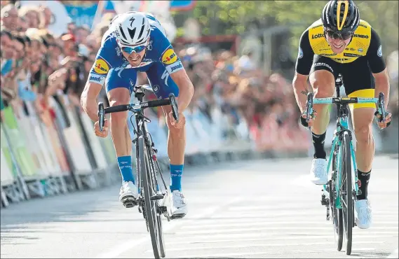  ?? FOTO: EFE ?? Alaphilipp­e, a la izquierda, se llevó el sprint, el liderato y también un susto, porque Roglic estuvo muy cerca de rebasarlo en los últimos metros