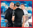 ??  ?? El árbitro explica el penalti a Zidane.