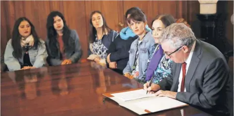  ??  ?? ► El rector Ennio Vivaldi firmó ayer el acta de acuerdo sobre las demandas feministas.