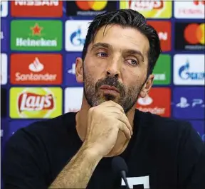  ??  ?? Gianluigi Buffon est capable de passer plusieurs minutes devant un tableau.