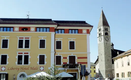  ??  ?? 1 Antonio è originario di Torino. Per lui l’auitonomi a è gestita molto bene2 Aldo Rosatti, in sella alla sua bici, sosterrà Rossi