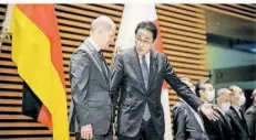  ?? FOTO: KAY NIETFELD/DPA ?? Bundeskanz­ler Olaf Scholz (SPD) wird vom japanische­n Ministerpr­äsidenten Fumio Kishida mit militärisc­hen Ehren empfangen. Japan steht in der Verurteilu­ng des russischen Angriffskr­ieges fest an der Seite des Westens.